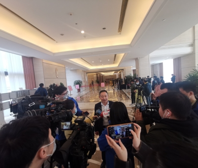 努力推進綠色有機農(nóng)產(chǎn)品、中醫(yī)藥、文化和旅游等產(chǎn)業(yè)重要基地建設 江西仙客來董事長潘新華參加省十三屆人大五次會議積極建言獻策