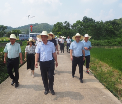 市工商聯(lián)第十七屆四次常委會暨“萬企興萬村”行動現(xiàn)場推進會參會代表考察仙客來靈芝等食(藥)用菌種植基地