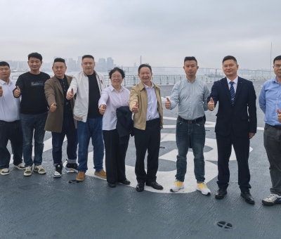 潘新華董事長(zhǎng)到湛江某部艦艇開(kāi)展擁軍愛(ài)軍活動(dòng)